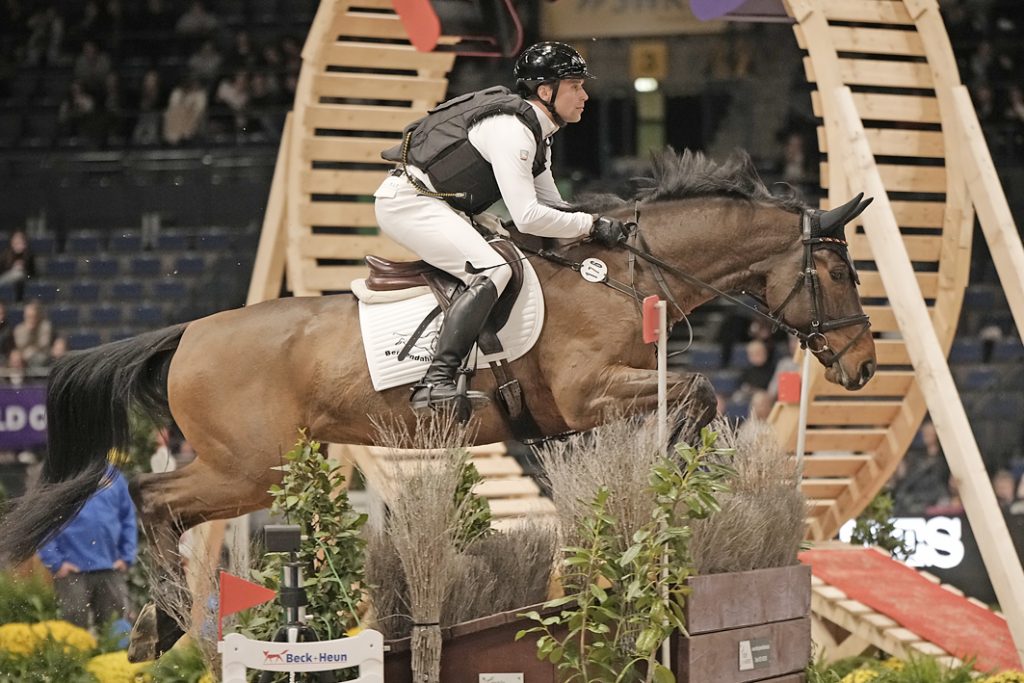 Stuttgart German Masters: Arne Bergendahl schob sich im Indoor Derby zwischen die beiden Iren Cathal Daniels und Jennifer Kuehnle