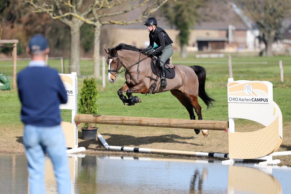 Erfahrungsbericht von Noémi Doerfer: Zweites International Training Camp Eventing in Aachen mit Chris Bartle